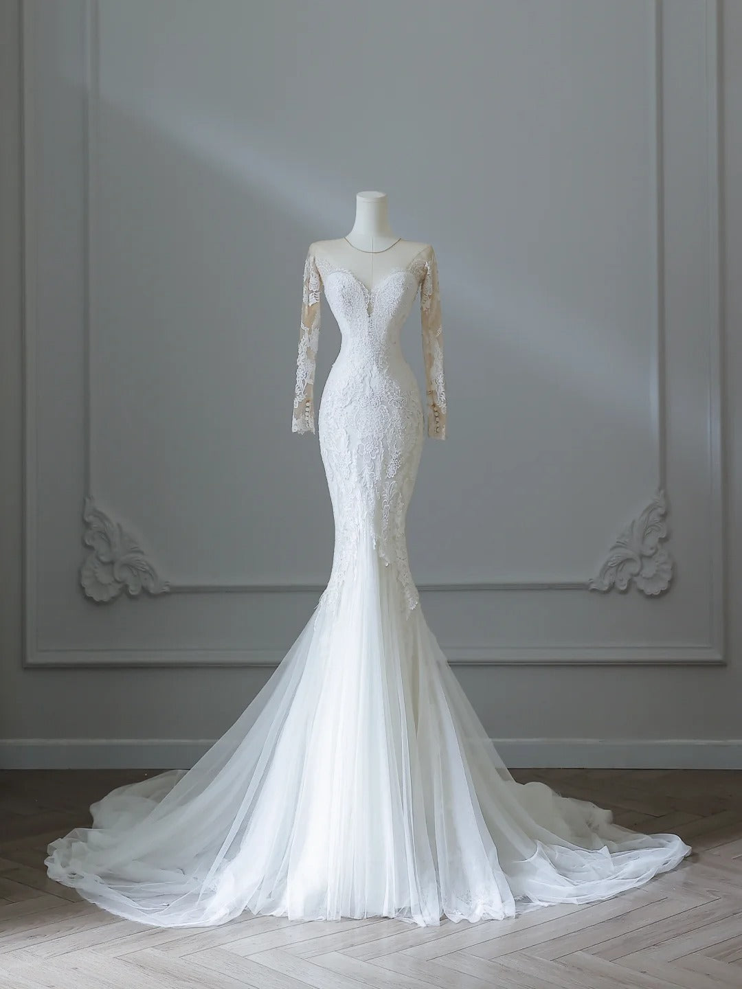 Vintage Lace Round Neck Long Sleeve Mermaid Tulle Wedding Dress P2536