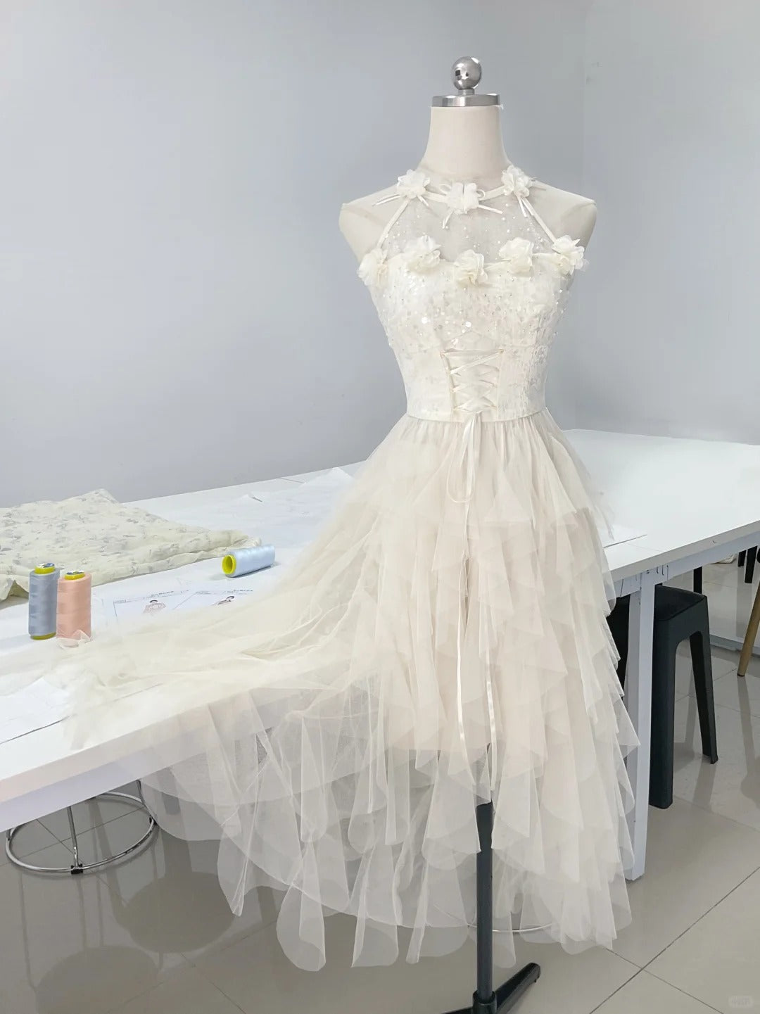 Elegant and smart white three-dimensional flower heavy sequin layered tulle homecoming dress P3159