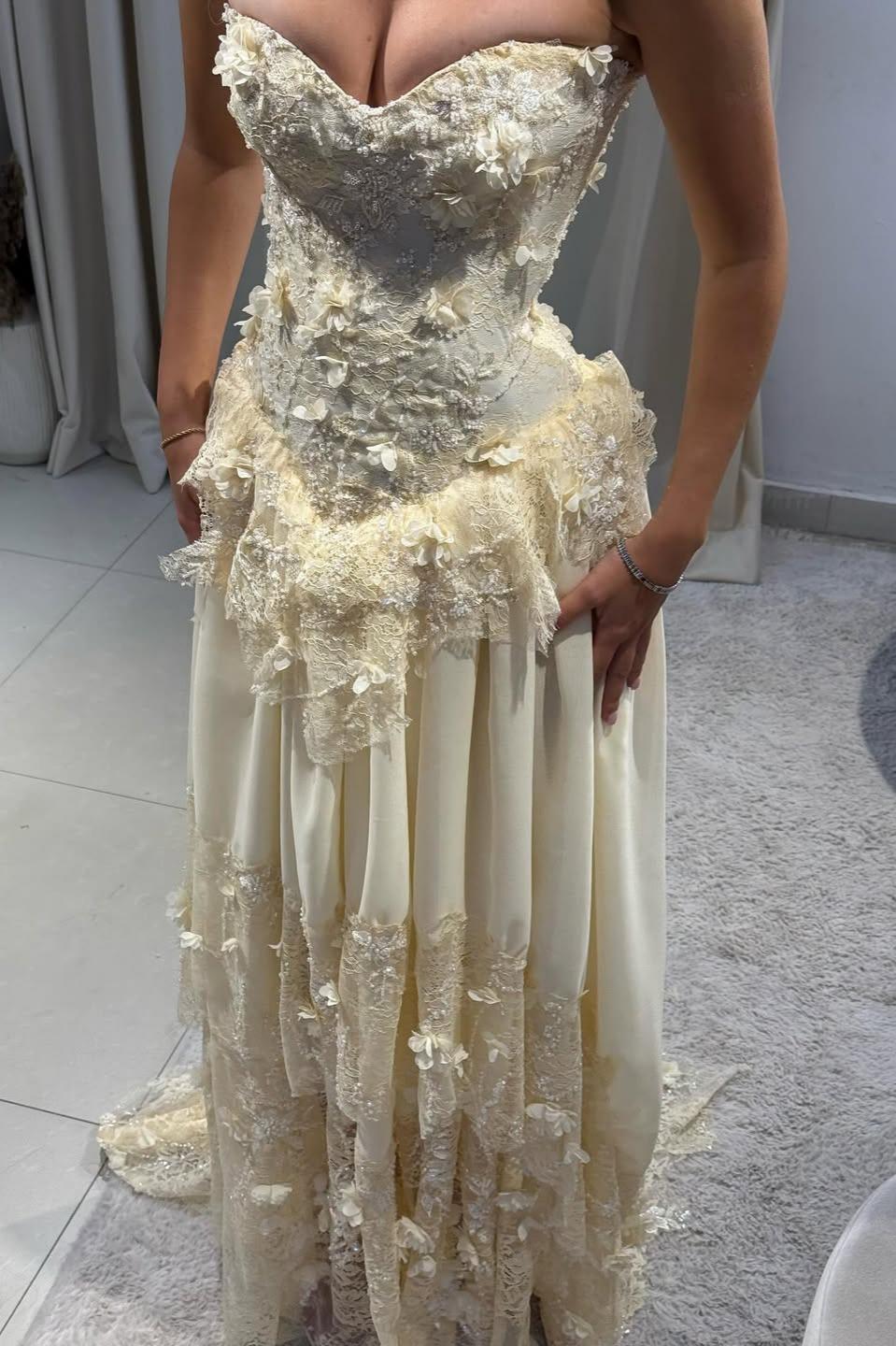 Vintage-Inspired Sweetheart Yellow Lace Prom Gown with Structured Bodice