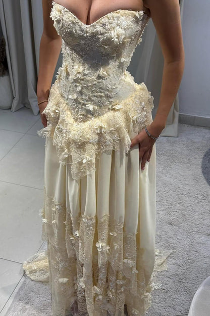 Vintage-Inspired Sweetheart Yellow Lace Prom Gown with Structured Bodice