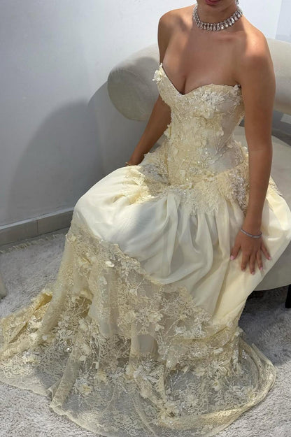 Vintage-Inspired Sweetheart Yellow Lace Prom Gown with Structured Bodice