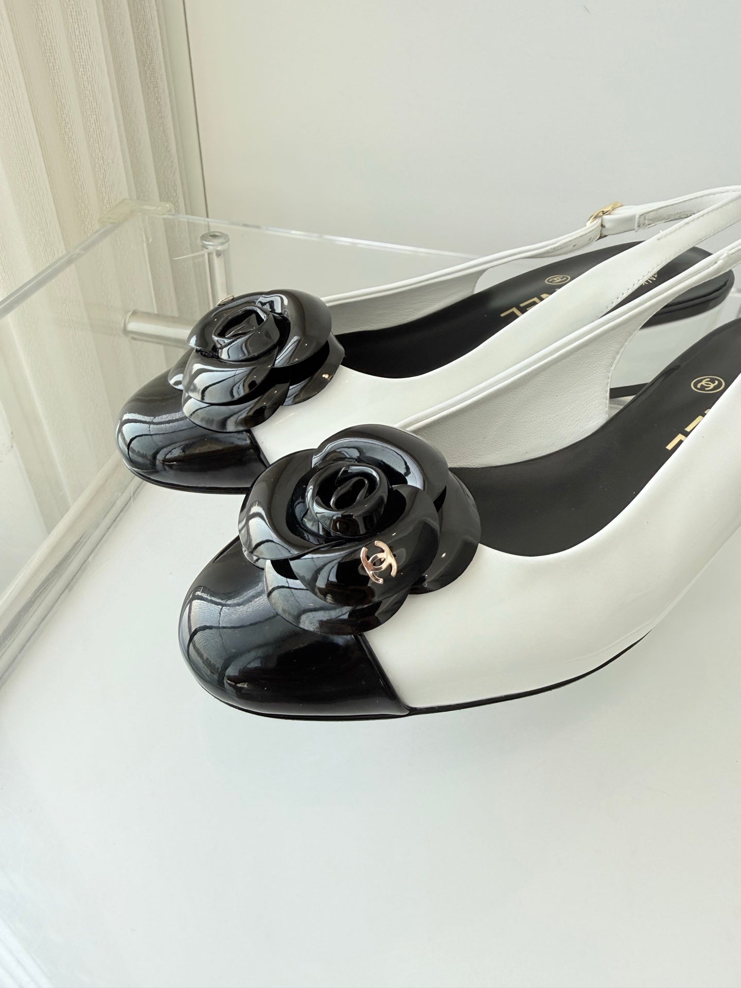 Chanel 26 Camellia High Heels 35 White Black in Patent Leather 597415