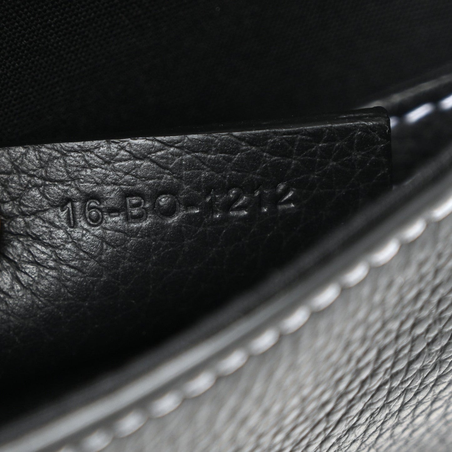 Grained Calfskin Vertical Saddle Pouch With Strap Black