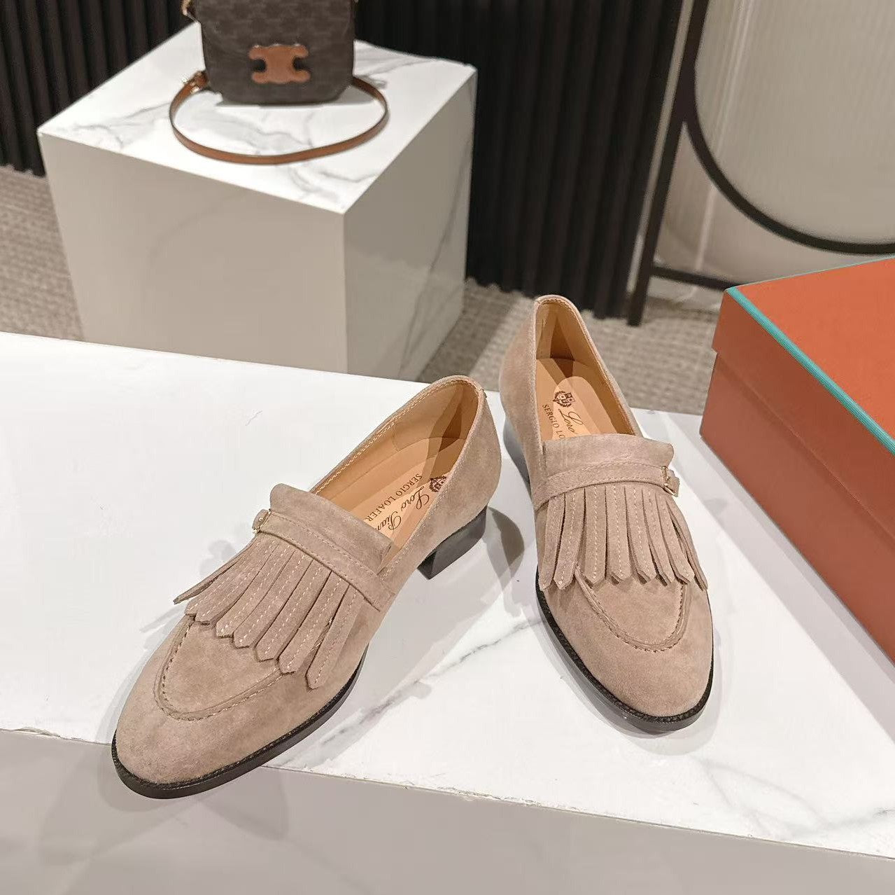 LP Pennan Fringe Warm Taupe Suede 564806