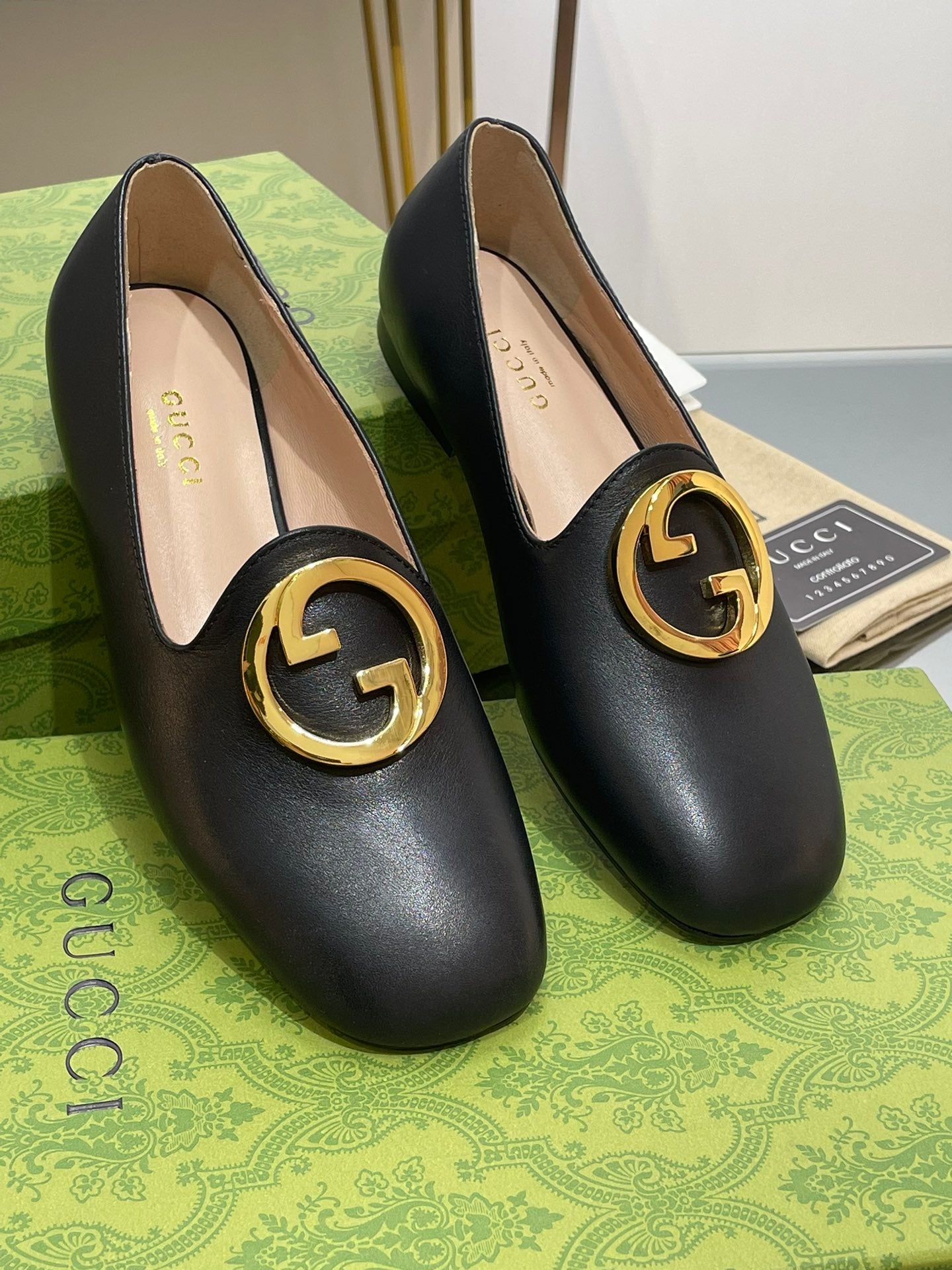 BLONDIE LOGO-PLAQUE LOAFERS IN BLACK CALFSKIN