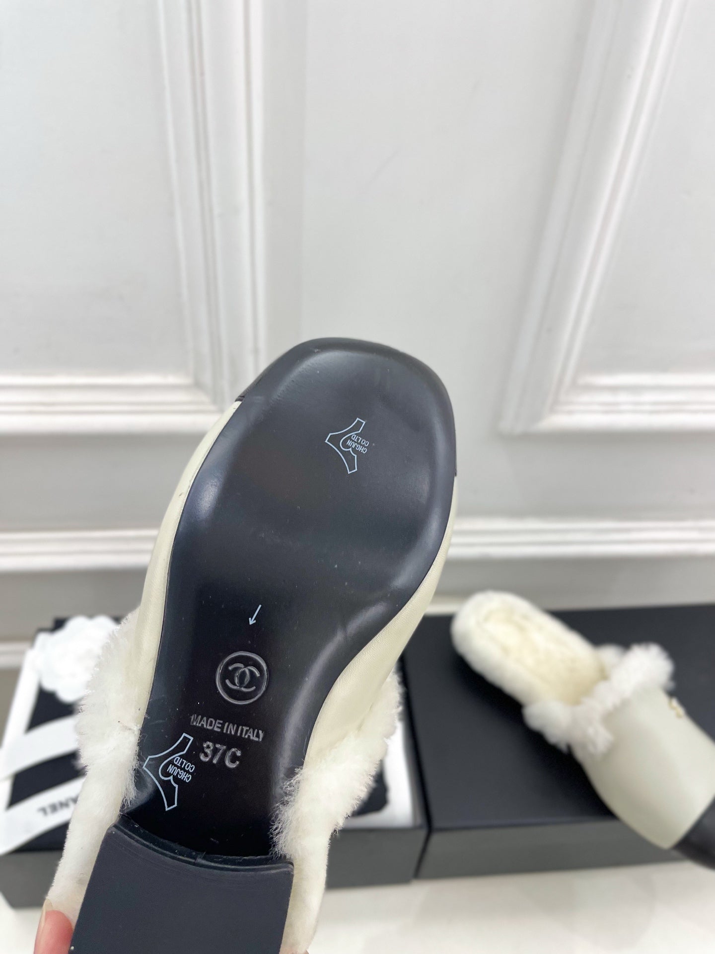 CC 25K Double C Pearl Fur Slippers Black Warm Beige Calfskin Shearing 586998