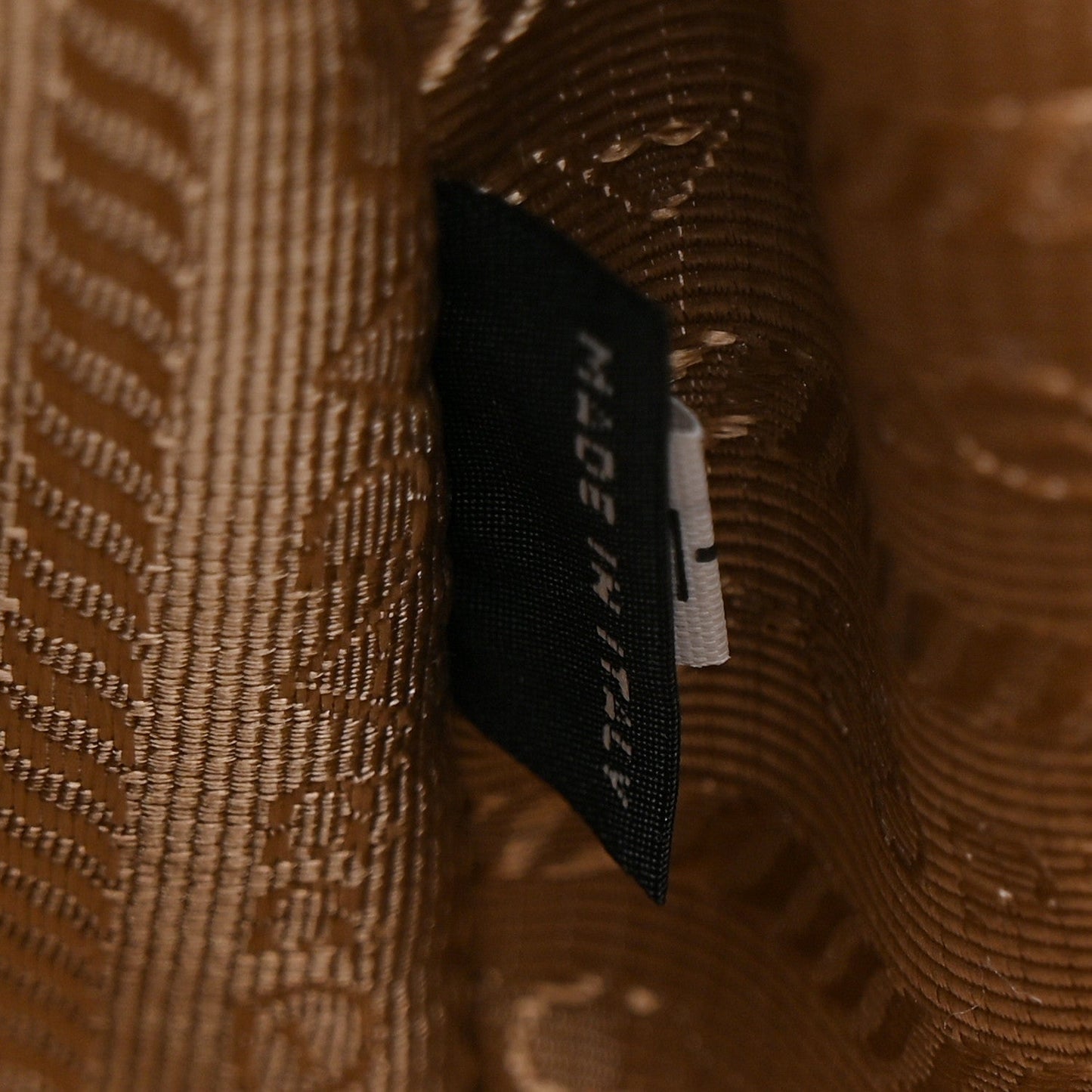 Saffiano Re-Edition 2005 Shoulder Bag Cammeo