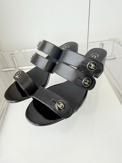 Chanel 26 Turnlock 40 Black Sandal Mule in Lambskin 597396