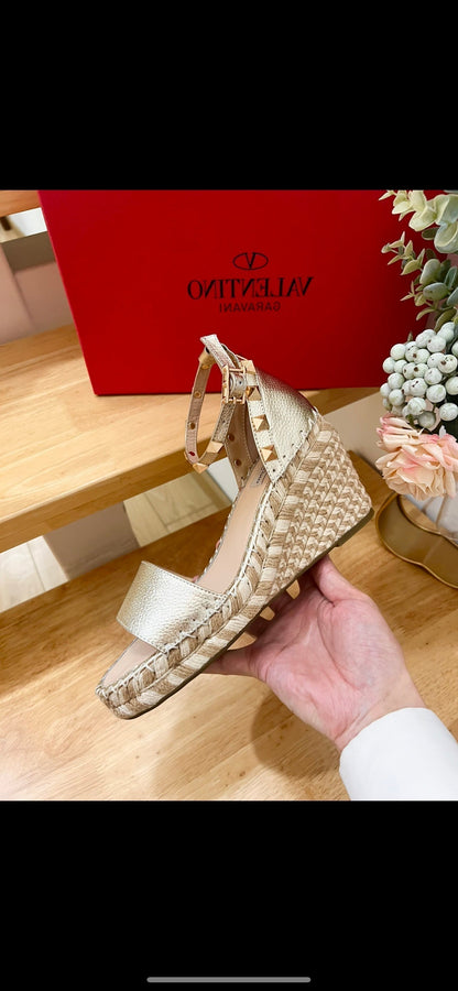 Double Rockstud Grainy Calfskin Wedge Sandal In Light Yellow Metallic Cowhide And Raffia 852841