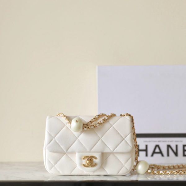C hanel 24s cf Classic handbag(White)