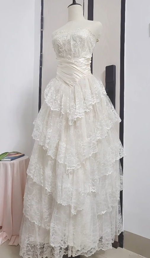 Vintage Bridal Gowns Ball Gowns Strapless Ivory Lace Wedding Dresses Minimalist Bridal Gown