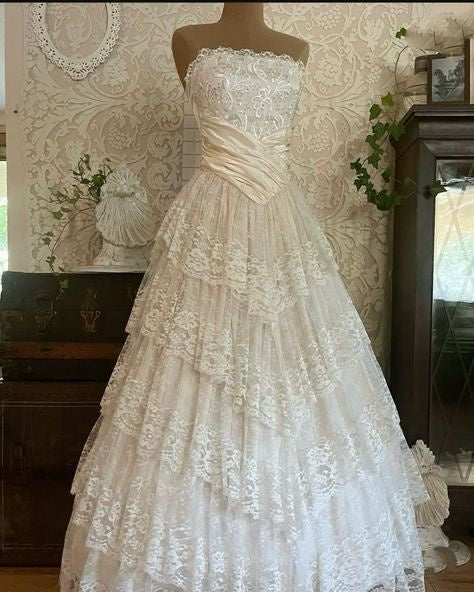 Vintage Bridal Gowns Ball Gowns Strapless Ivory Lace Wedding Dresses Minimalist Bridal Gown